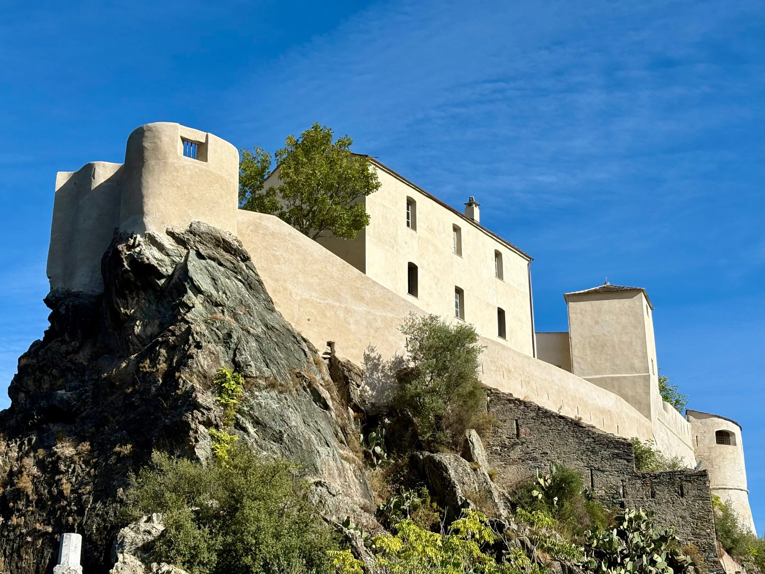 Citadelle de Corte sur son éperon rocheux, sous un ciel bleu